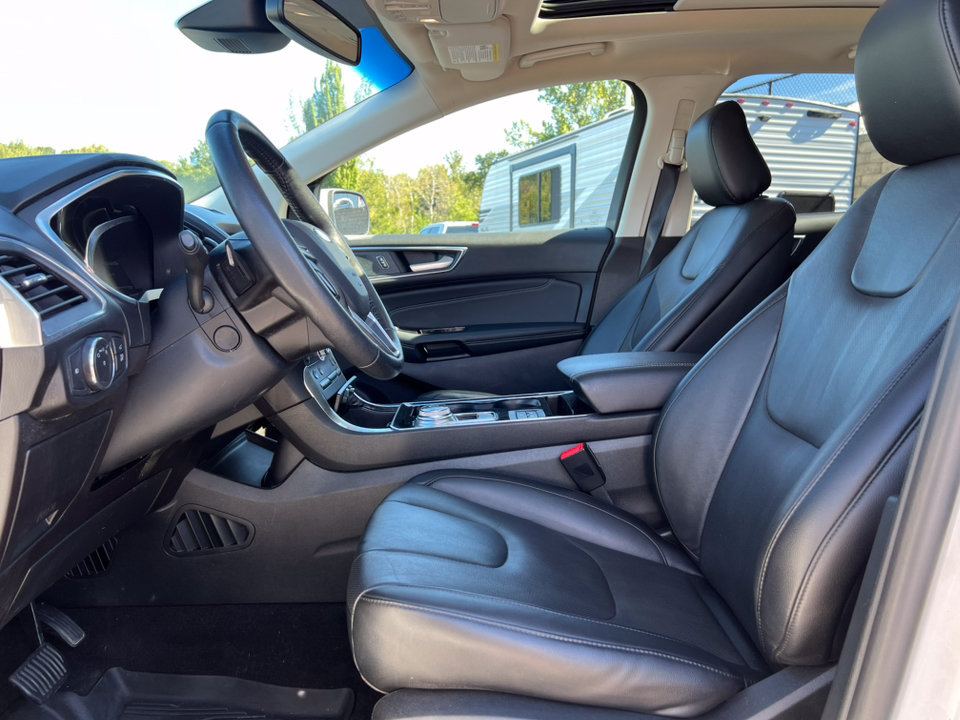 Used 2020 Ford Edge Titanium w/ Equipment Group 301A AWD/4WD image 3