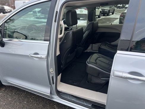 Used 2023 Chrysler Pacifica Limited image 22