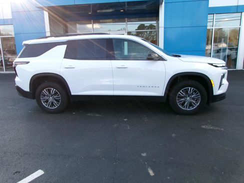 Used 2025 Chevrolet Traverse LT image 2