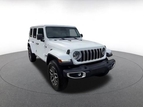 Used 2025 Jeep Wrangler Unlimited Sahara AWD/4WD image 3