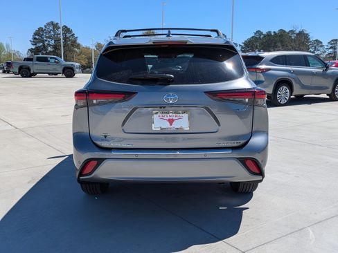 New 2026 Toyota Highlander Platinum image 6