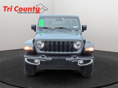 Used 2025 Jeep Gladiator Sport image 2