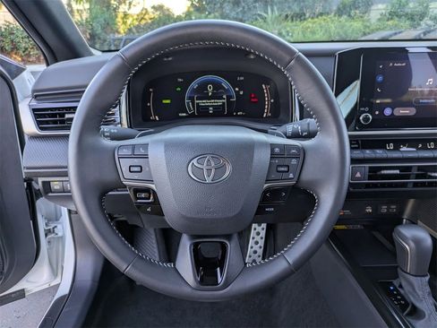 Used 2025 Toyota Camry SE image 18