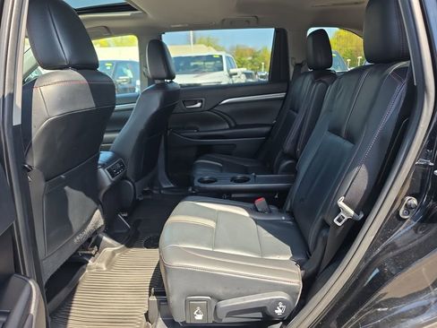 Used 2019 Toyota Highlander SE image 17