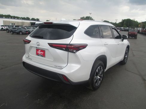 Used 2024 Toyota Highlander XLE AWD/4WD image 7