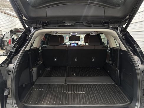 Used 2023 Toyota Highlander LE image 36