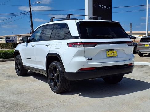 Used 2023 Jeep Grand Cherokee Altitude AWD/4WD image 4