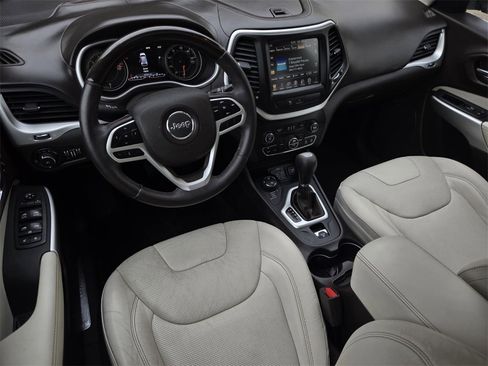 Used 2018 Jeep Cherokee Overland w/ Heavy Duty Protection Group image 17