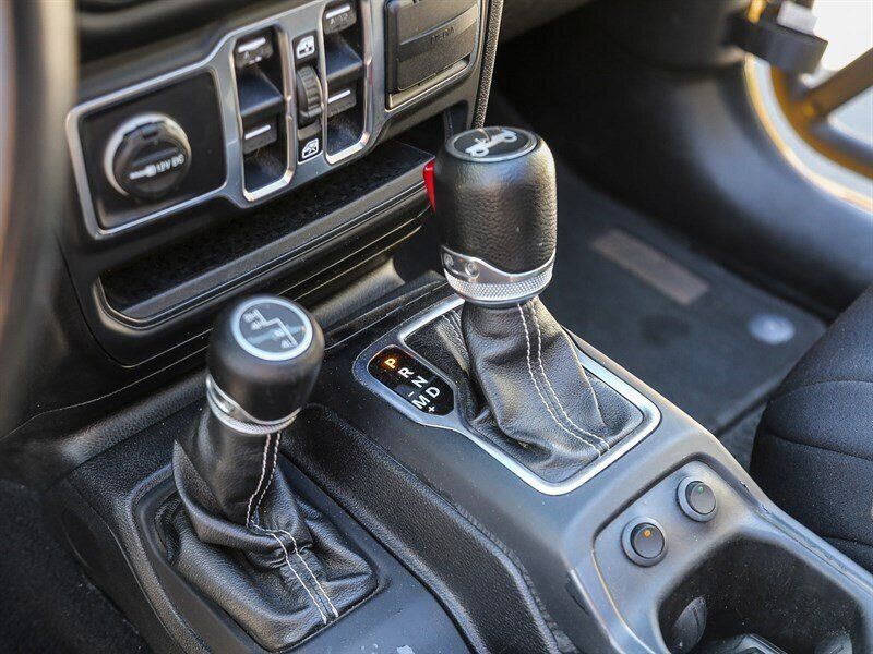Used 2019 Jeep Wrangler Unlimited Sahara AWD/4WD image 31