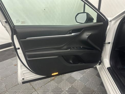 Used 2018 Toyota Camry XLE image 11