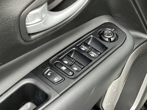 Used 2023 Jeep Renegade Latitude w/ Sun/Sound Group AWD/4WD image 25