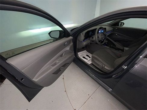 Used 2024 Hyundai Elantra SEL image 11