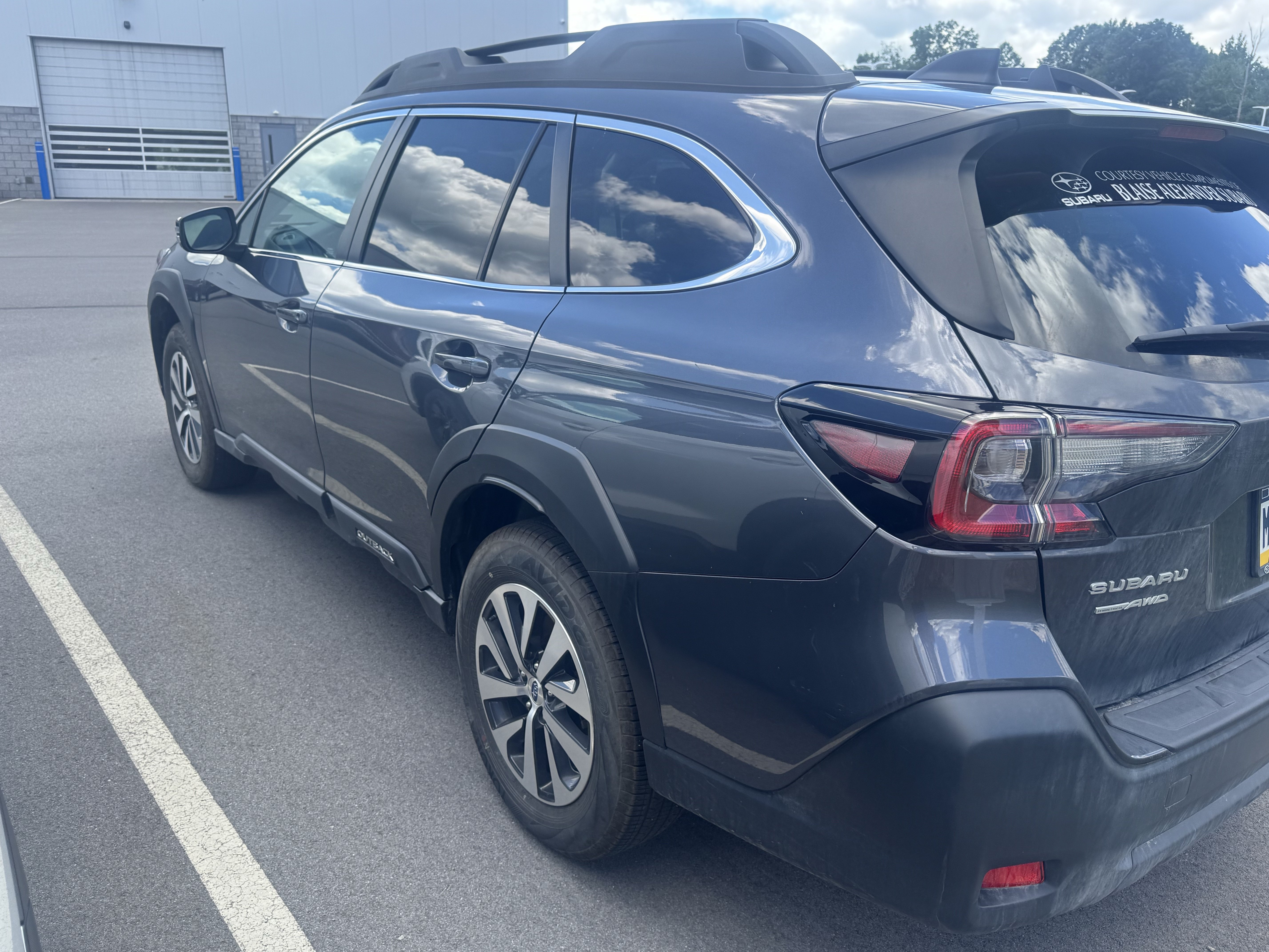 Certified 2025 Subaru Outback Premium w/ Popular Package #1A AWD/4WD image 2