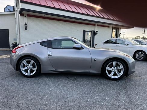 Used 2010 Nissan 370Z Touring RWD image 3