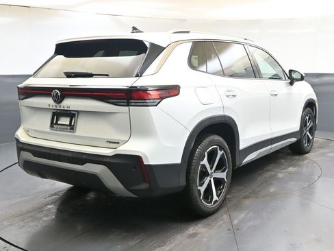 Used 2025 Volkswagen Tiguan SE w/ Panoramic Sunroof Package image 5