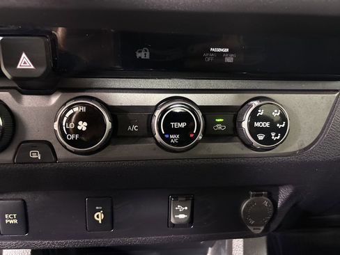 Used 2016 Toyota Tacoma TRD Sport image 17