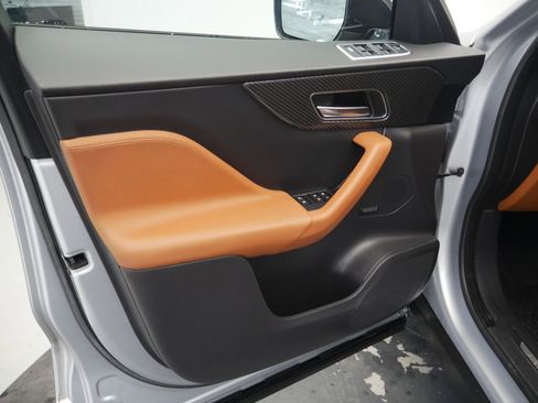 Used 2019 Jaguar F-PACE SVR image 18