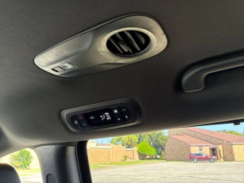 Used 2025 Chrysler Pacifica Select FWD image 19