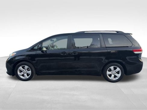 Used 2012 Toyota Sienna LE image 2