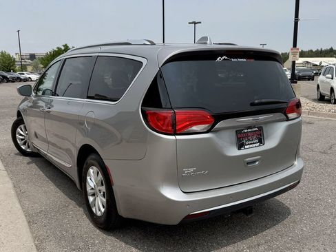 Used 2018 Chrysler Pacifica Touring-L FWD image 6