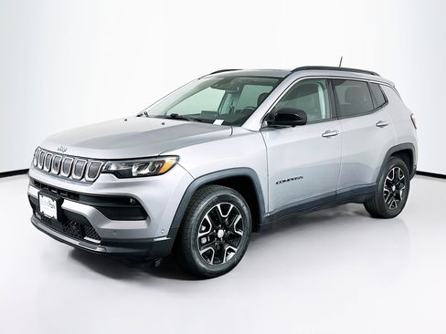 Used 2022 Jeep Compass Latitude w/ Sun and Sound Group FWD image 3