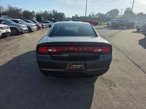 Used 2013 Dodge Charger SE image 3