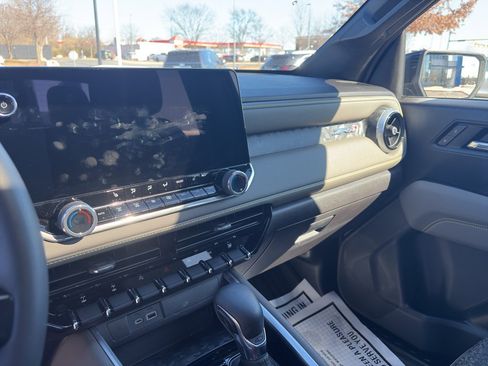 Used 2024 Chevrolet Colorado ZR2 w/ Technology Package image 13