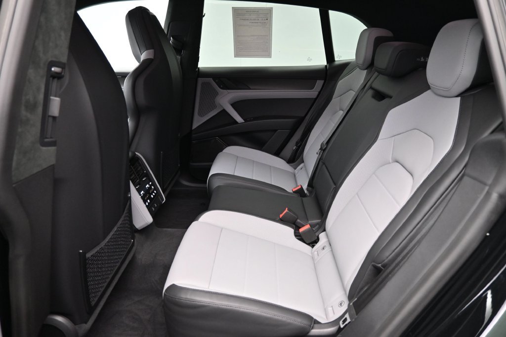 Certified 2026 Porsche Cayenne Turbo AWD/4WD image 7