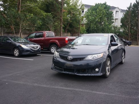 Used 2013 Toyota Camry SE FWD image 1