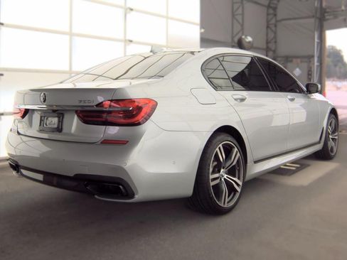 Used 2019 BMW 750i RWD image 3