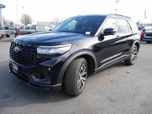 Used 2025 Ford Explorer ST-Line image 3