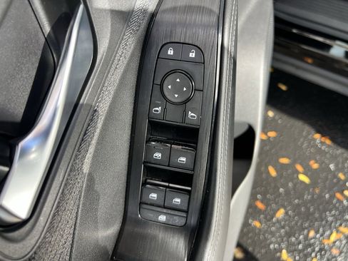 Used 2023 Nissan Rogue SV image 11