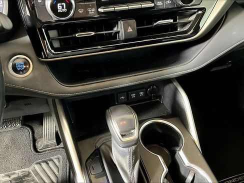 Used 2021 Toyota Highlander XLE image 20