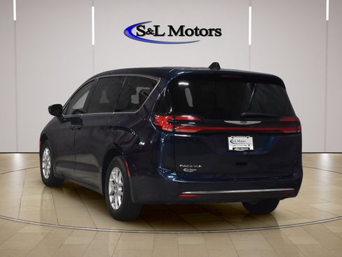 Certified 2024 Chrysler Pacifica Touring-L FWD image 6