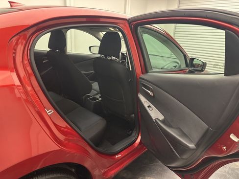 Used 2020 Toyota Yaris LE image 7