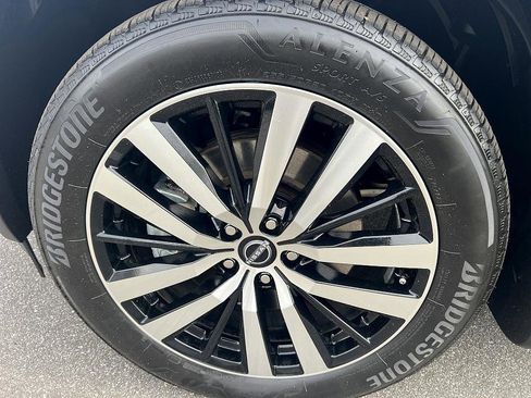 Certified 2024 Nissan Pathfinder Platinum w/ Black Appearance Package image 9