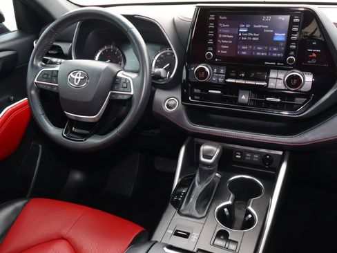 Used 2022 Toyota Highlander XSE FWD image 10