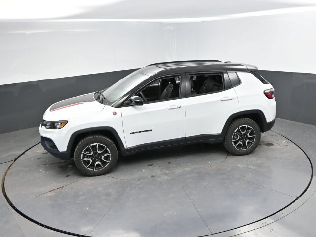 Used 2025 Jeep Compass Trailhawk AWD/4WD image 38