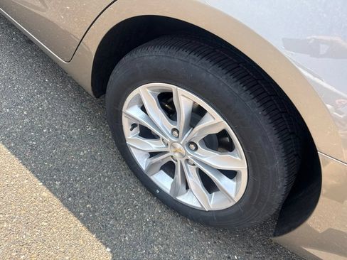Used 2025 Chevrolet Malibu LT FWD image 3