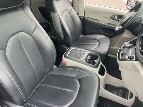 Used 2024 Chrysler Pacifica Touring-L FWD image 11