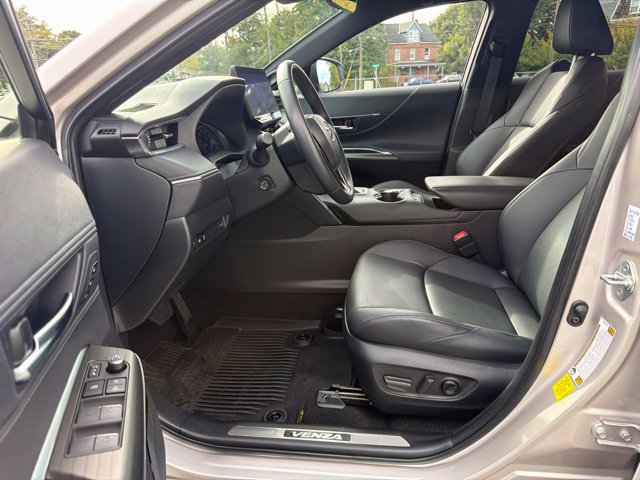 Used 2024 Toyota Venza XLE AWD/4WD image 13