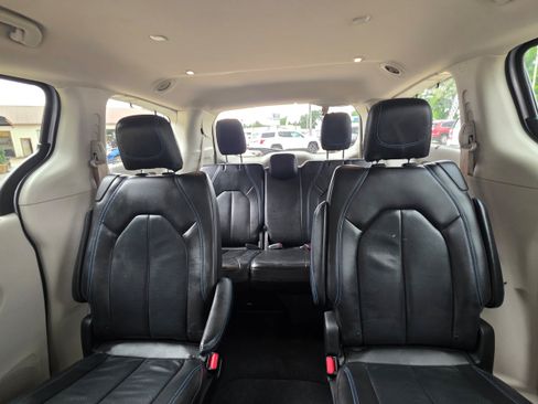 Used 2021 Chrysler Pacifica Touring-L FWD image 24