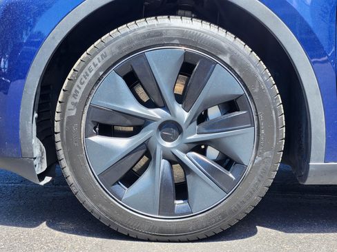 Used 2025 Tesla Model Y Long Range AWD/4WD image 22