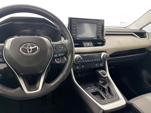 Used 2020 Toyota RAV4 XLE Premium FWD image 29