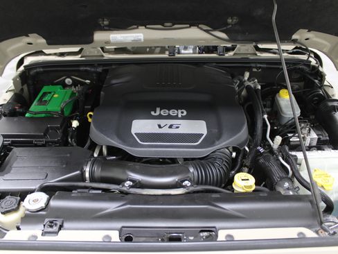 Used 2018 Jeep Wrangler Unlimited Sahara image 30