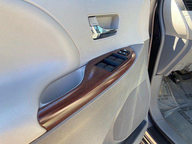 Used 2012 Toyota Sienna XLE w/ Entertainment Pkg FWD image 7