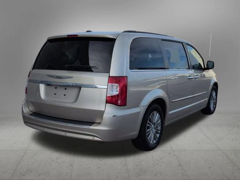 Used 2014 Chrysler Town & Country Touring-L w/ Driver Convenience Group image 6