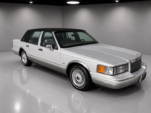 Used 1992 Lincoln Town Car Signature RWD image 6