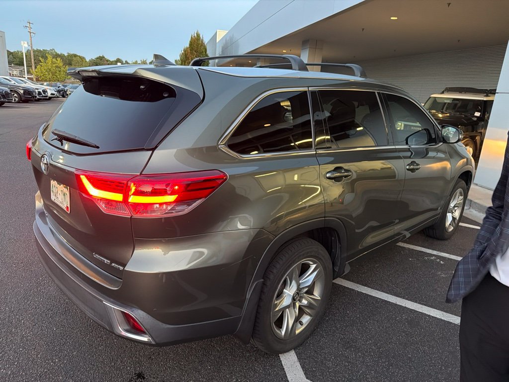 Used 2017 Toyota Highlander Limited AWD/4WD image 3