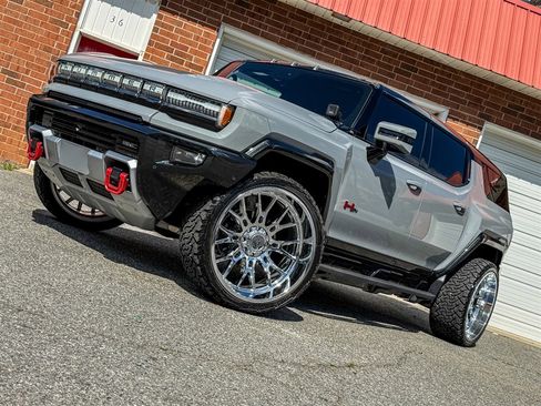 Used 2024 GMC Hummer EV 3X w/ LPO, Illumination Package image 4